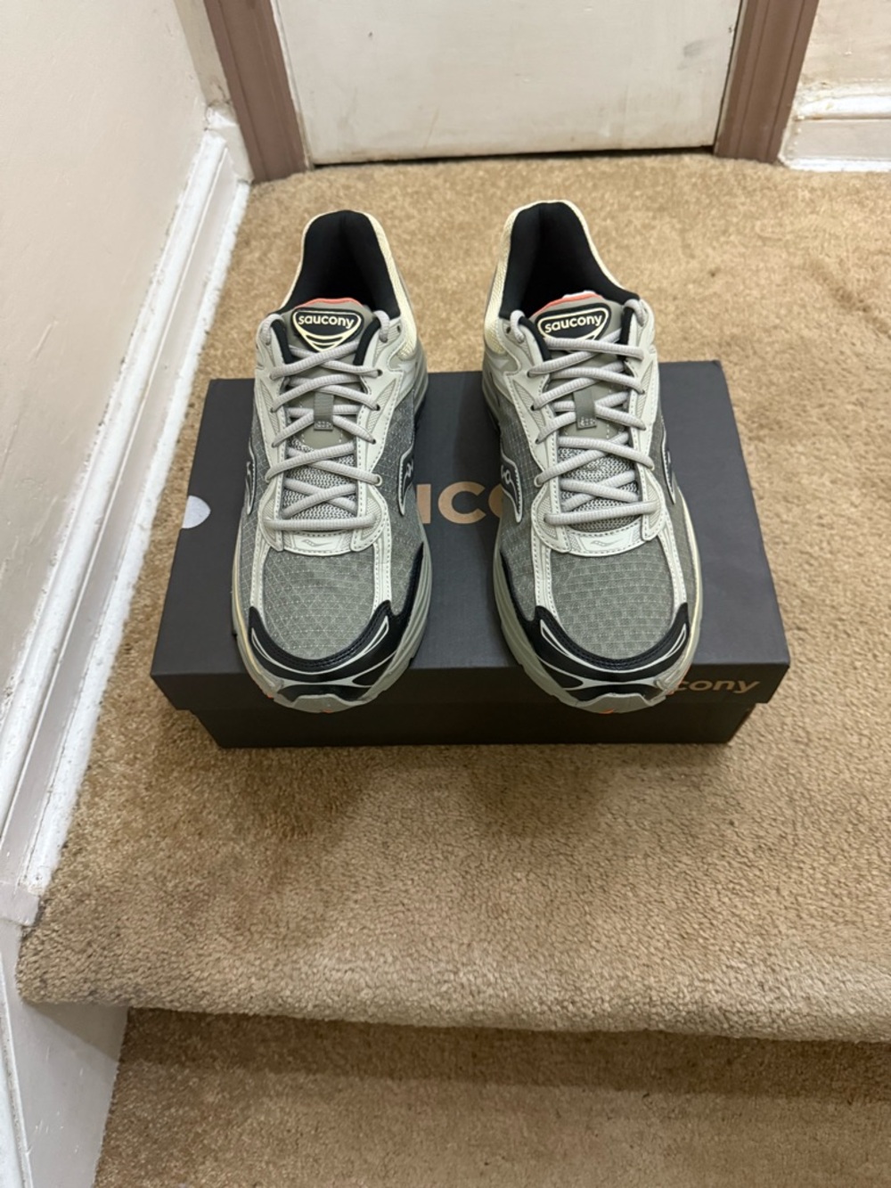 Saucony Men's. Progrid Omni 9 Athletic Sneakers in Light Gray and Black
